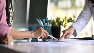 ux Grafik tasarımcı grubunun kırpılmış görüntüsü web cep telefonu için uygulama süreci geliştirme prototipi geliştirmeyi planlıyor . 