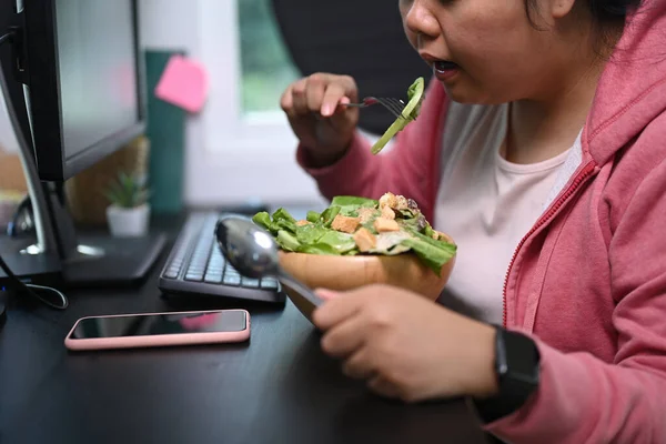 Cortado Tiro Jovem Mulher Com Sobrepeso Sentou Mesa Comer Salada — Fotografia de Stock