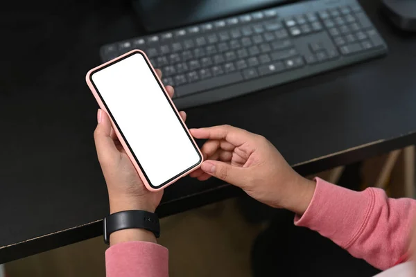 Przycięte Ujęcie Żeńskich Dłoni Trzymających Smartfon Pustym Ekranem Montażu Wyświetlacza — Zdjęcie stockowe