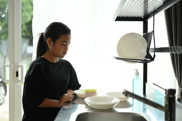 Una Ragazza Scontenta Sta Guardando Mucchio Piatti Sporchi Cucina Casa — Foto Stock