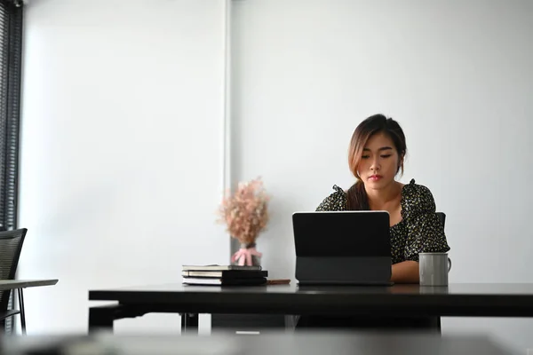 Jovem Empresária Confiante Atraente Sentada Mesa Escritório Trabalhando Computador Tablet — Fotografia de Stock