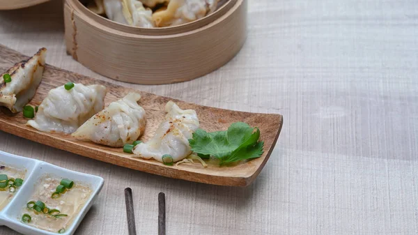 Japanischer Gyoza Knabberjause Rechteckigem Holzteller Und Essstäbchen Auf Holztisch — Stockfoto