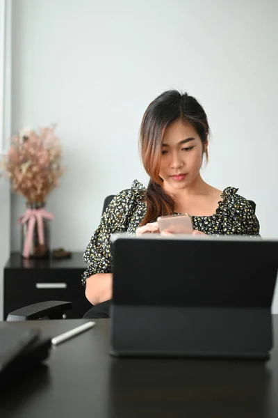 Retrato Uma Empresária Confiante Sentada Espaço Trabalho Trabalhando Tablet Computador — Fotografia de Stock