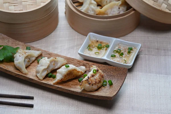 Gebratener Gyoza Und Knödel Snack Mit Pflaumenmus Auf Holztisch — Stockfoto