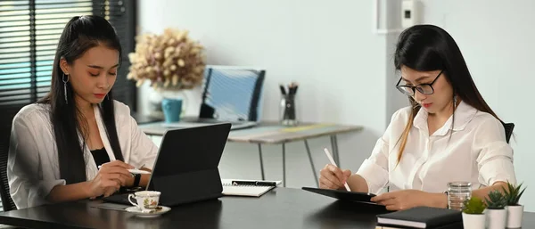 Duas Empresárias Estão Trabalhando Juntas Uma Mesa Diretoria Durante Uma — Fotografia de Stock