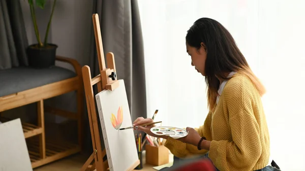 Vue Côté Une Peintre Féminine Dessine Une Image Avec Peinture — Photo