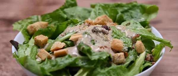 Vue Croisée Bol Salade Appétissante Fraîche Sur Une Table Bois — Photo