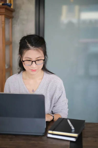 Une Jeune Femme Affaires Asiatique Travaille Sur Une Tablette Informatique — Photo