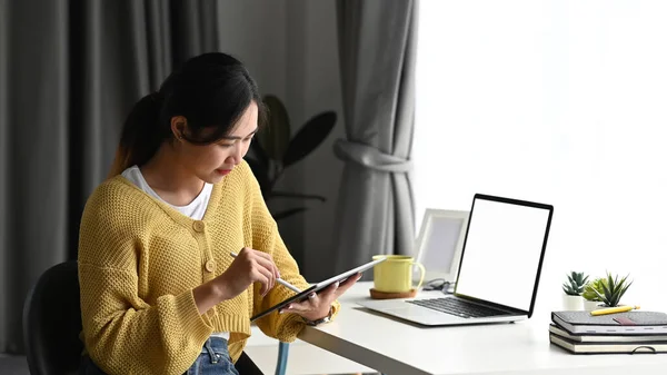 Bizneswoman Żółtym Swetrze Pomocą Tabletu Cyfrowego Stylem Pióra Podczas Siedzenia — Zdjęcie stockowe