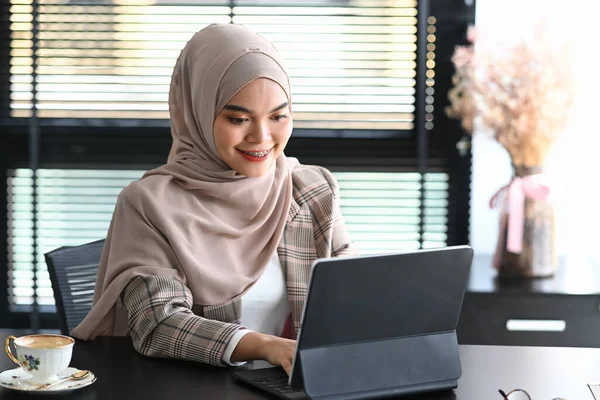 Ung Arabisk Kvinnlig Entreprenör Bär Hijab Sitter Kontoret Och Arbetar — Stockfoto