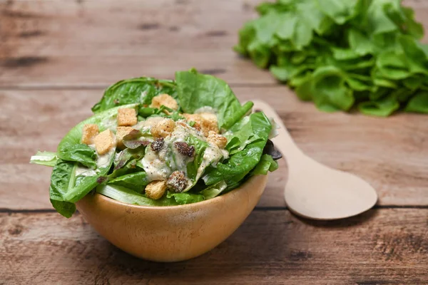 Salade César Avec Laitue Bacon Croûtons Dans Bol Sur Une — Photo