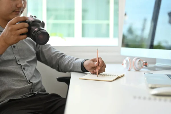 Beskuren Bild Grafisk Formgivare Eller Fotograf Väljer Bilder Från Kameran — Stockfoto