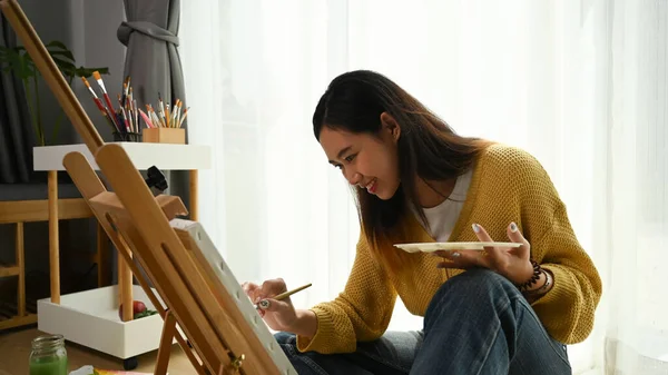 Une Jeune Femme Peintre Joyeuse Est Assise Sur Sol Devant — Photo