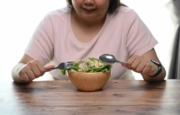 Tiro Cortado Mulher Com Sobrepeso Está Comendo Salada Vegetariana Para — Fotografia de Stock