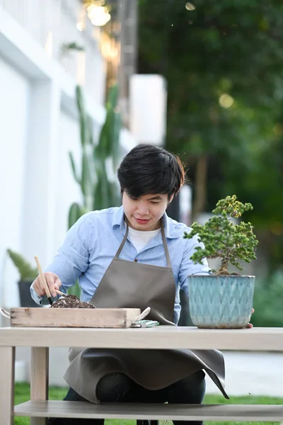 Retrato Del Joven Cuidando Las Plantas Como Hobby Del Hogar — Foto de Stock