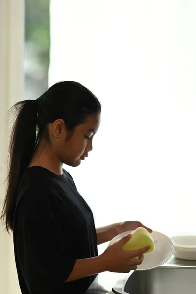 Asijské Dívka Mytí Nádobí Kuchyni Baví Pomocí Jeho Rodiče Domácími — Stock fotografie