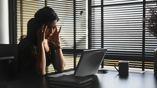 Una Mujer Negocios Estresada Dolores Cabeza Del Trabajo Decepción Del —  Fotos de Stock