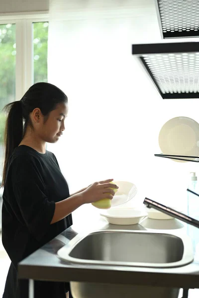 Uma Garota Bonita Está Lavando Pratos Cozinha Branca Criança Com — Fotografia de Stock