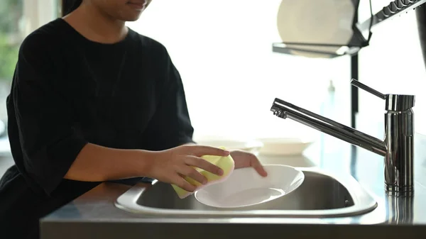 Tiro Cortado Uma Jovem Feliz Está Lavando Pratos Interior Cozinha — Fotografia de Stock