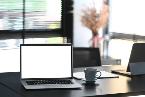 Espacio Trabajo Con Maqueta Ordenador Portátil Pantalla Vacía Taza Café — Foto de Stock