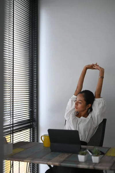 Eine Ruhige Geschäftsfrau Entspannt Sich Und Die Ruhe Vor Dem — Stockfoto