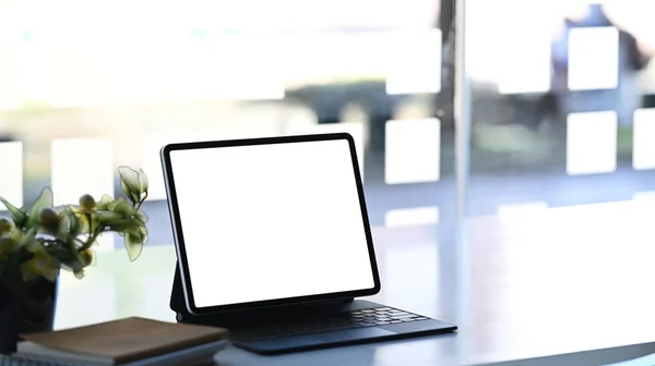 프리랜서의 공간에 컴퓨터 태블릿 있습니다 제품용 가로등에는 몽타주 보여준다 — 스톡 사진