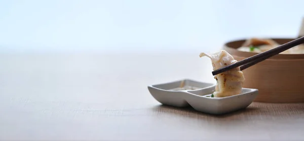 Bolsitas Japonesas Originales Gyoza Con Salsa Soja Sobre Mesa Madera — Foto de Stock