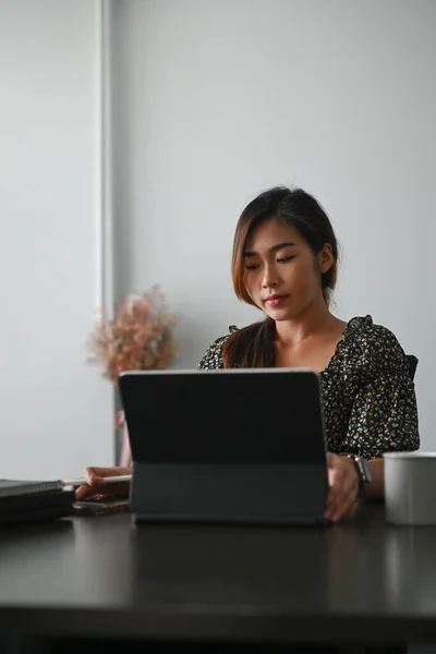 Tiro Uma Mulher Negócios Atraente Está Trabalhando Tablet Computador Sua — Fotografia de Stock