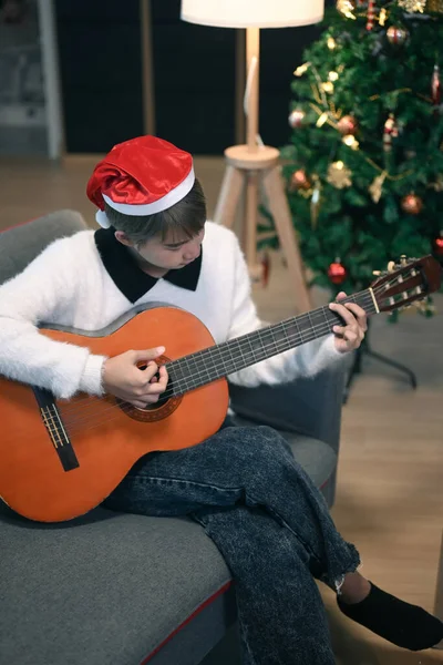 Retrato Una Joven Santa Sombrero Tocando Guitarra Sofá Casa Durante —  Fotos de Stock