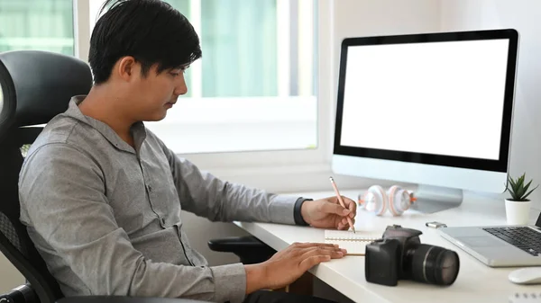 Sidovy Grafisk Designer Eller Fotograf Sitter Framför Tom Skärm Dator — Stockfoto