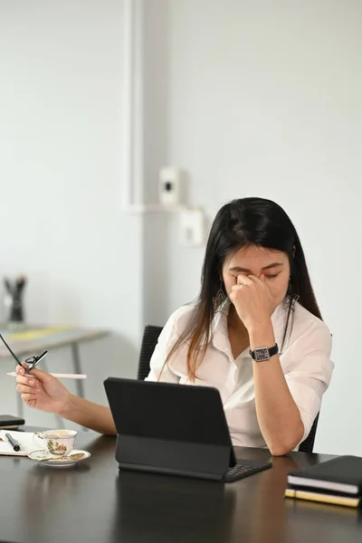 Eine Gestresste Junge Büroangestellte Sitzt Schreibtisch Und Hat Ein Kompliziertes — Stockfoto