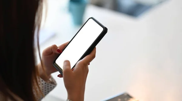 Colpo Ritagliato Delle Mani Della Donna Stanno Tenendo Toccano Telefono — Foto Stock