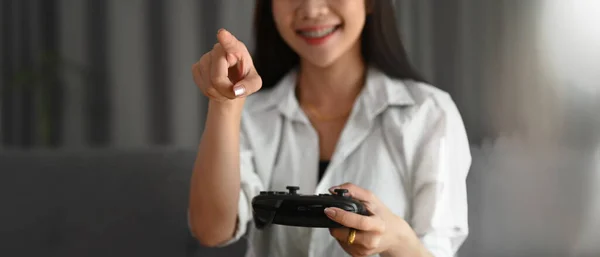 Tiro Cortado Jovem Mulher Feliz Rindo Jogando Videogames Fim Semana — Fotografia de Stock