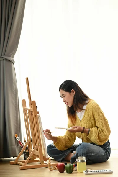 Shot Young Woman Artist Painting Home Creative While Sitting Floor — Stock Photo, Image