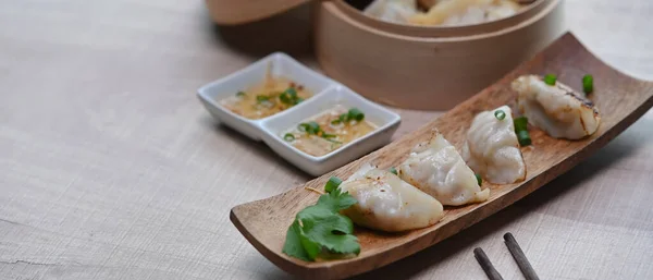 Japanischer Gyoza Rechteckigem Holzteller Und Knödel Snack Mit Pflaumenmus Auf — Stockfoto