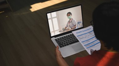 Yetişkin kadın hastalar bilgisayarlarını evdeki video görüşmesi yoluyla doktorla çevrimiçi istişare için kullanıyorlar. Online tıbbi danışmanlık. 