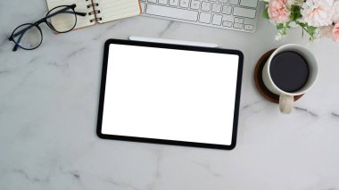 Dijital tablet, kahve fincanı, not defteri ve mermer arkaplanda gözlük görünümünün üstünde