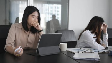 İş kadını, iş sonuçları konusunda meslektaşının görüşüne katılmıyor. 