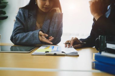 Modern ofisteki yatırım grafiklerini analiz eden iki başarılı iş adamı.