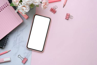 Cep telefonunu pembe ve mermer arka planda boş ekran ile taklit et.