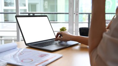 Ofisteki mali raporları analiz eden genç bir kadın muhasebeci görüntüsü..