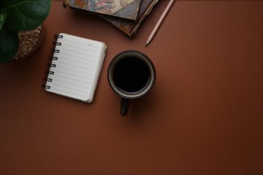 Kahve fincanı, defter ve fotokopi uzayı kahverengi deri ile kaliteli iş yeri manzarası.