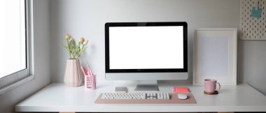 Kadın işyerindeki bilgisayar ve ofis malzemelerinin ön görüntüsü.