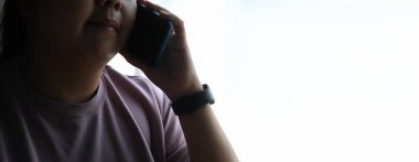 Obez kadının cep telefonuyla konuşurken görüntüsü kesilmiş..