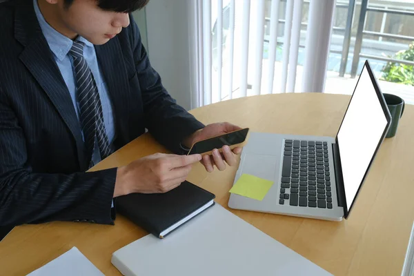 Uomo Affari Successo Utilizzando Telefono Cellulare Lavorando Con Computer Portatile — Foto Stock