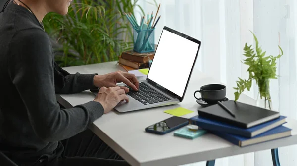 Sidovy Ung Man Frilansare Med Hjälp Laptop Sökinformation Hemmakontoret — Stockfoto