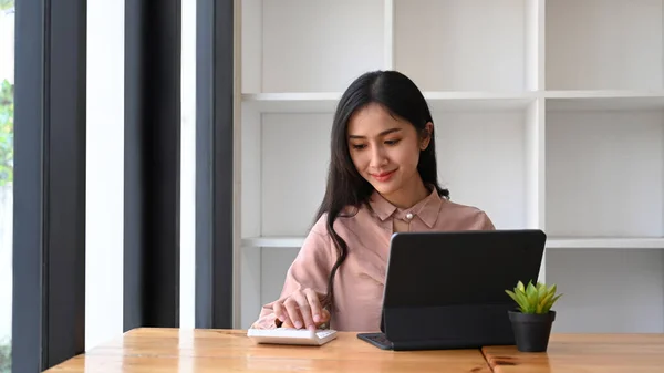 Femme Comptable Souriante Travaillant Avec Une Table Informatique Utilisant Une — Photo