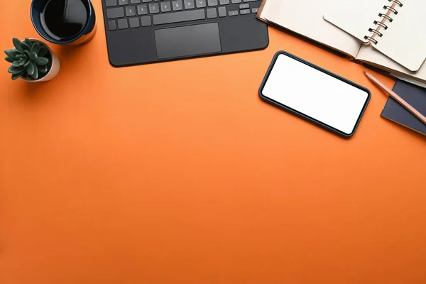 Designer Arbetsplats Med Smarttelefon Tangentbord Anteckningsbok Och Kopiera Utrymme Orange — Stockfoto