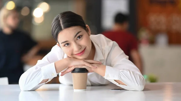 Χαρούμενη Νεαρή Γυναίκα Υπάλληλος Γραφείου Κάθεται Την Κούπα Του Καφέ — Φωτογραφία Αρχείου