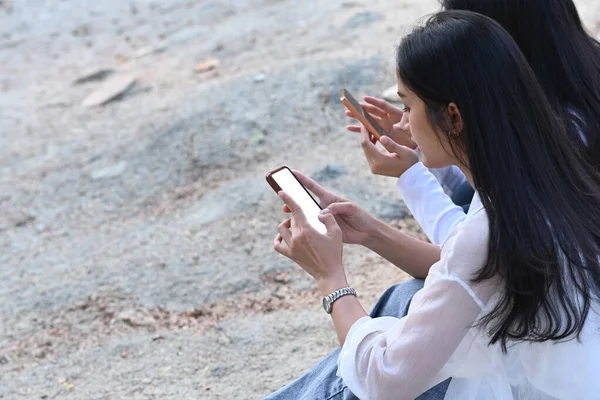 Kampüste Oturan Sosyal Medyayı Kontrol Etmek Için Akıllı Telefon Kullanan — Stok fotoğraf